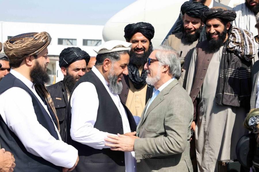 طالبان تستقبل نائب الرئيس الأفغاني السابق في مطار كابول‬...صور