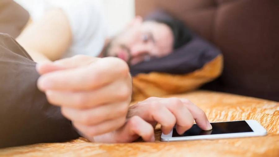 ماذا يحدث عند الاحتفاظ بهاتفك في غرفة النوم؟
