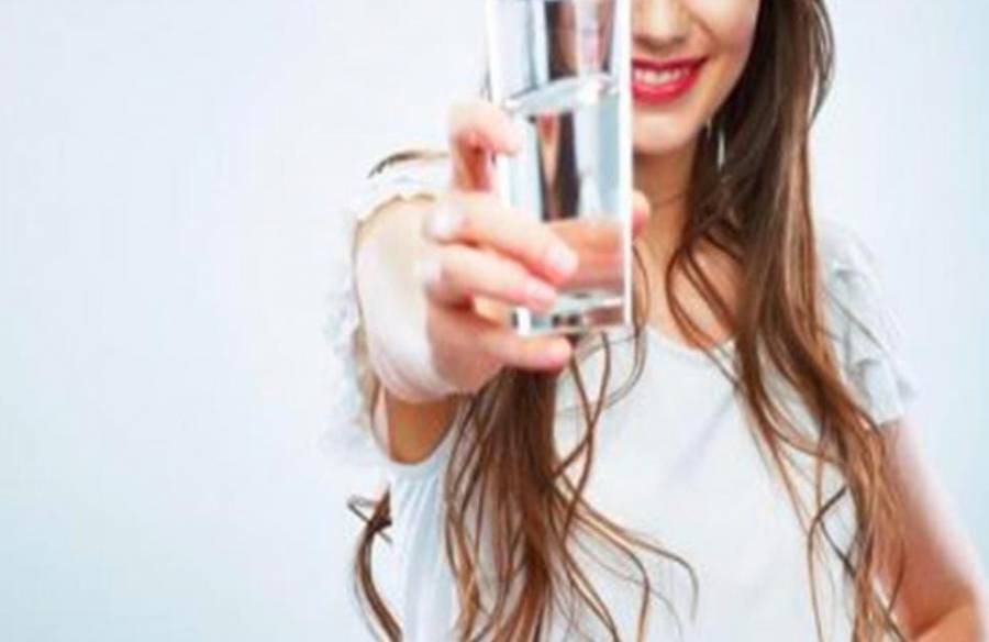 تعرف على فوائد الإكثار من شرب المياه في الحر