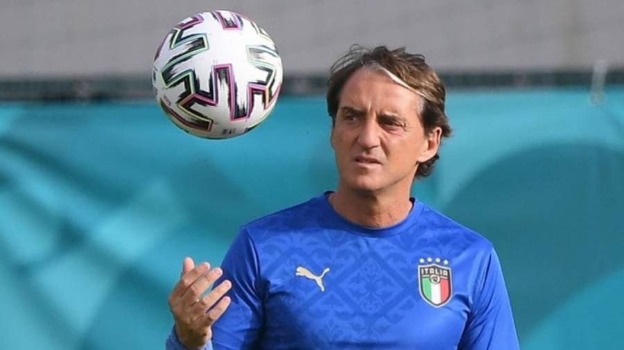 مانشيني يلجأ إلى عامل بناء سابق لترميم منتخب إيطاليا