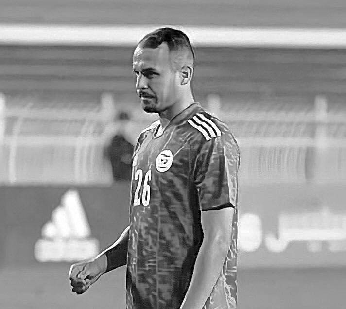 لاعبو منتخب الجزائر يكرمون الراحل بن حمودة