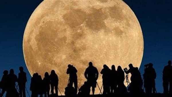 العالم يشهد أول بدر عملاق من أصل اثنين لعام 2022