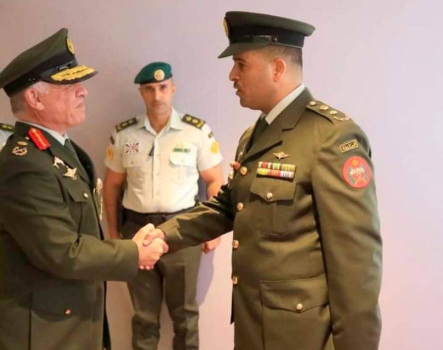 الفريق الطيب يُهنئ المقدم نادر الحماد بوسام الاستحقاق العسكري