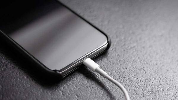 آبل تحذر المستخدمين من خطأ قاتل يتلف بطارية آيفون
