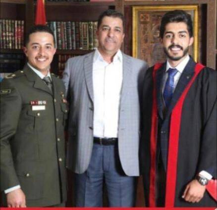 العميد المتقاعد حسن ابو زيد يهنئ العقيد محمد المحارمة بتخرج أبنائه حمزه و حازم من جامعة مؤتة الجناح العسكري