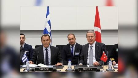 وزيرا الدفاع التركي واليوناني يؤكدان أهمية الحوار في تهدئة التوتر
