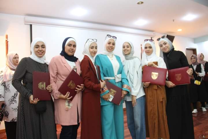 البلقاء التطبيقية تخرج طلبتها المشاركين في دورة لغة الاشاره _صور