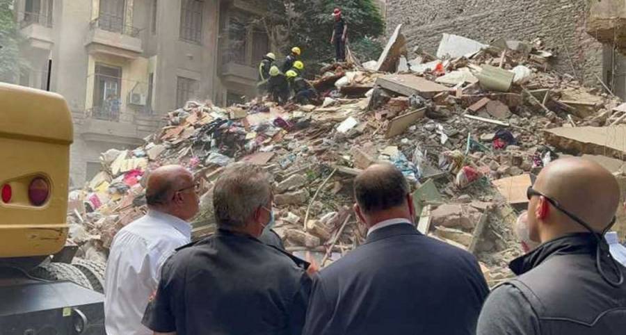 وفاة 6 أشخاص  في انهيار مبنى سكني بالقاهرة ..صور