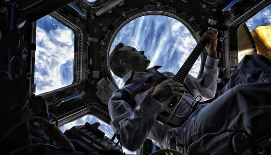 رائد فضاء يعزف غيتار بالمحطة الفضائية الدولية