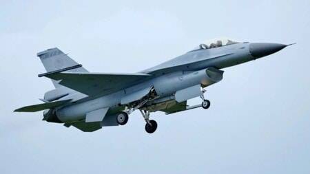 الجيش الإيراني: سقوط طائرة حربية في أصفهان ونجاة طياريها