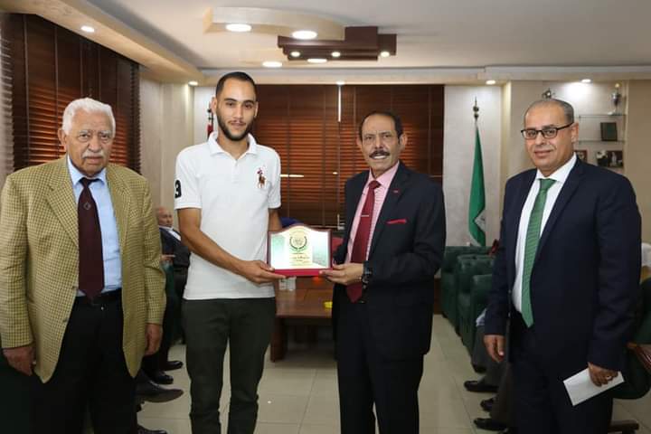 رئيس جامعة جرش يكرم الطالب محمد الأسمر...