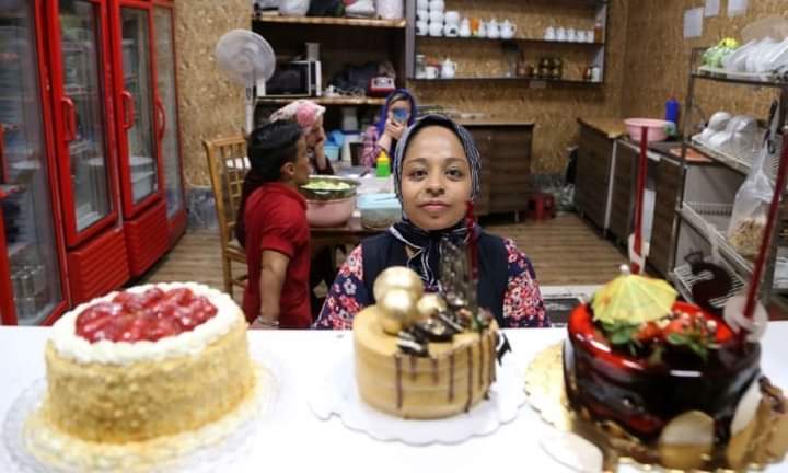 «مطعم الأقزام» في طهران يروي قصة نجاح «العمالقة»