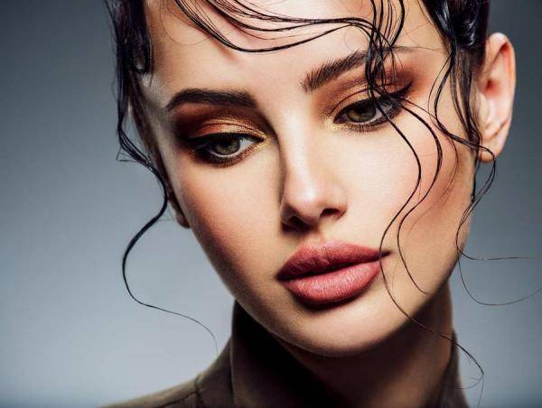 كيفية إزالة الماسكرا المقاومة للماء دون إلحاق الضرر برموشك