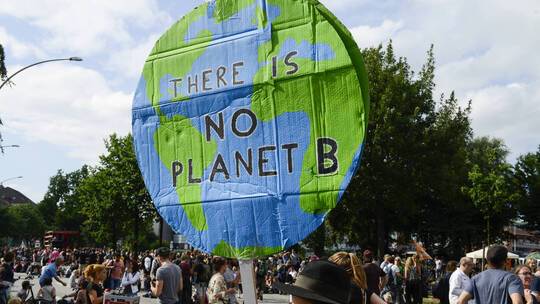 موارد كوكب الأرض غير كافية.. دول تستهلك الموارد بشراهة