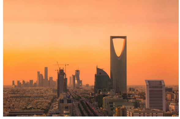 سعودي يحبس زوجته وبناتها من دون كهرباء بحر شديد