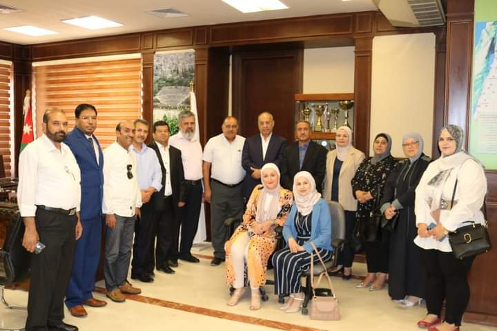 تكريم الدكتور مشهور محمد الطويقات كلية عمان الجامعية