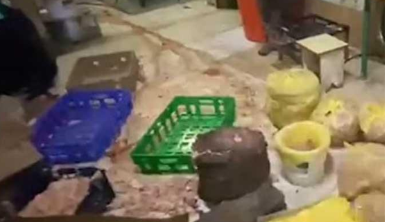 السعودية.. رائحة لحوم متعفنة تقود مراقبي الصحة لمطعم