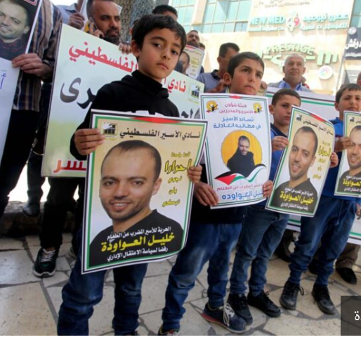 الأسير خليل عواودة ينتصر ويعلّق إضرابه عن الطعام