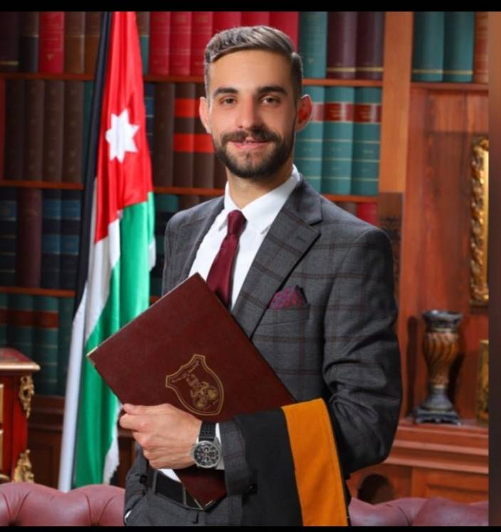 محمد المومني يُهنئ ابن شقيقه محمد نعيم فهد بحصوله على درجة البكالوريوس