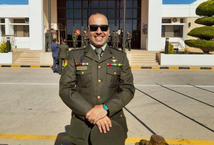 الفريق الطيب يُهنئ الرائد  الركن  قاسم الحرفوشي  بدورة القيادة و الأركان