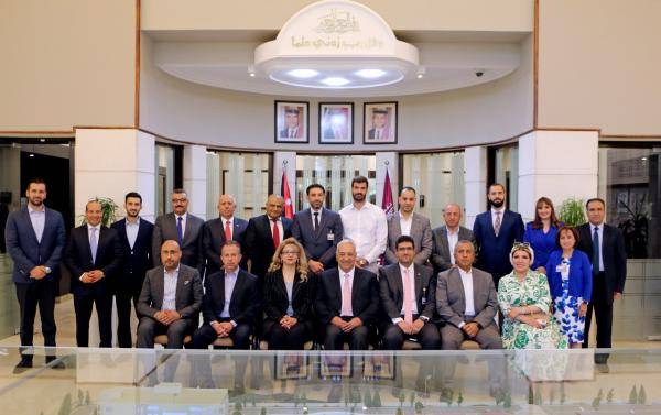 استشاري أعمال الشرق الأوسط يضع خارطة لتطوير قدرات الطلبة التنافسية