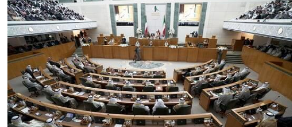 ولي عهد الكويت يعلن حل مجلس الأمة