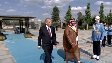 محمد بن سلمان يكسر بروتوكول مرحبا عسكر