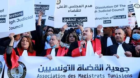 قضاة تونسيين يبدؤون إضرابا مفتوحا عن الطعام