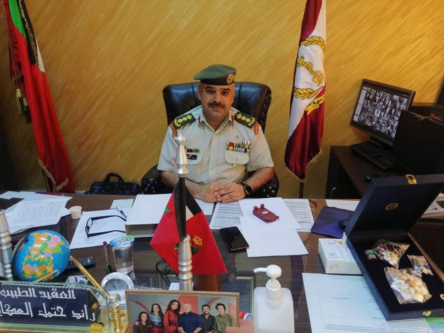 الفريق الطيب يهنئ مدير مستشفى الامير زيد العسكري العقيد الطبيب رائد العكايلة  بمنحه وسام الاستحقاق العسكري