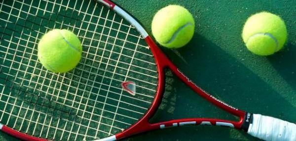القطب يتأهل إلى نصف نهائي بطولة عمان الدولية للتنس
