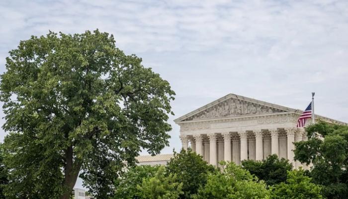 أعلى محكمة أمريكية تقر حق حمل السلاح.. وبايدن محبط