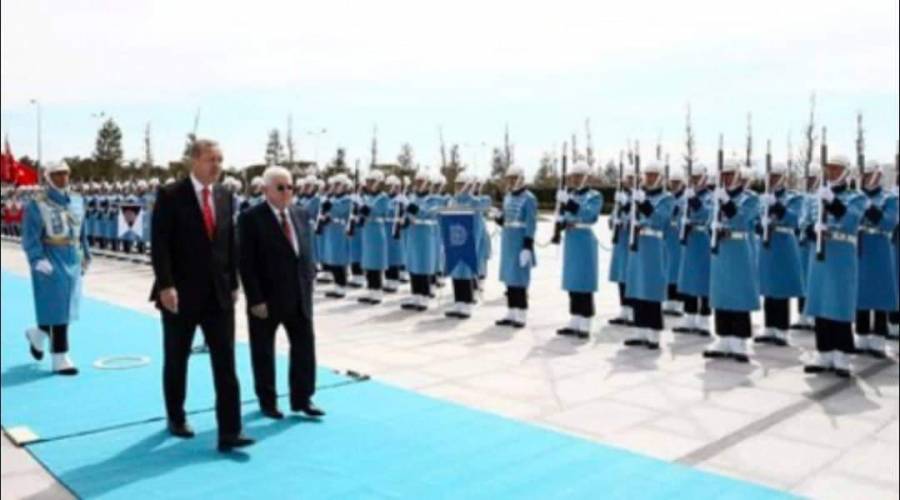لماذا فرش السجاد الأزرق بدل الأحمر عند الإستقبالات الرسمية للملوك والأمراء في تركيا ؟