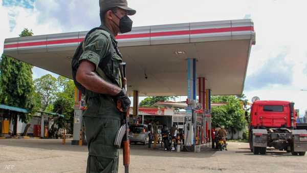 منحت إجازات وأغلقت المدارس.. دولة تواجه كابوس نفاد الوقود