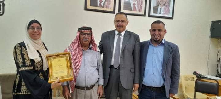 المجتمع المحلي في منطقة دير أبي سعيد يكرم مدير التربية والتعليم الدكتور معن الشناق تقديراً لجهوده_صور