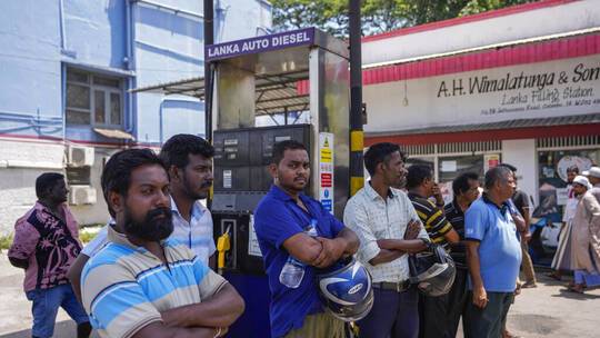 سريلانكا.. إغلاق للمدارس والدعوة للعمل من المنزل وسط نقص الوقود