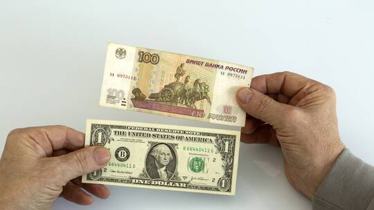 العملة الروسية تصعد أمام اليورو والدولار إلى أعلى مستوى في نحو 7 سنوات