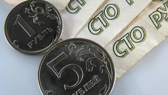 وزير المالية الروسي يرجح إجراء تدخلات في سوق العملات لتحقيق الاستقرار في صرف الروبل