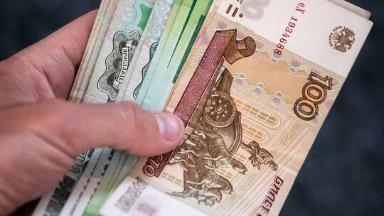 العملة الروسية تواصل الصعود أمام الدولار وتسجل أعلى مستوى منذ مايو 2015