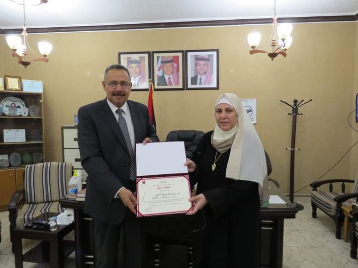 مدير التربية والتعليم للواء الكورة يُكَرِّمُ المعلّمة المتميّزة الفائزة بجائزة الملكة رانيا للتميُّز التَّربوي لعام 2022م.