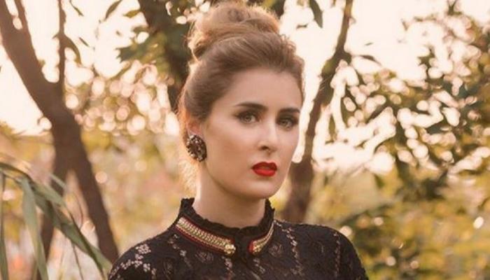 الممثلة التونسية عائشة بن أحمد تكشف سر حبها للقطط السوداء