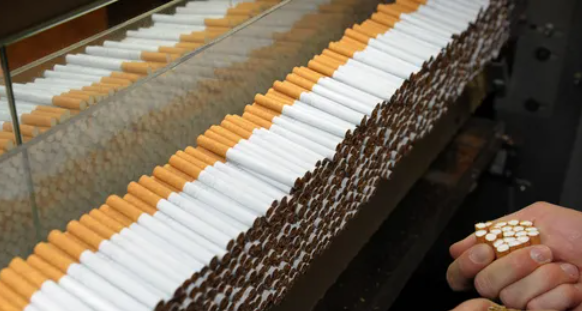 بعد العزوف عن منتجاتها.. شركة سجائر عالمية تنسحب من مصر