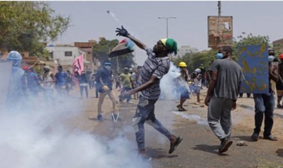 إطلاق الغاز المسيل للدموع على المتظاهرين في الخرطوم بعد يوم دامٍ