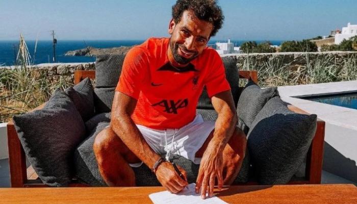 حافي القدمين.. تجديد عقد محمد صلاح يخطف الأنظار (صور)