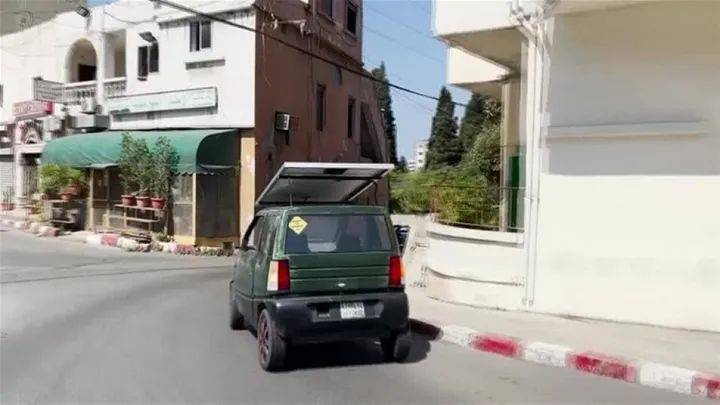 بسبب غلاء الوقود.. لبناني يحول سيارته إلى الطاقة الشمسية