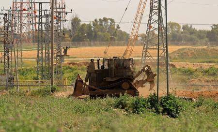 الاحتلال يستهدف المزارعين شرق وجنوب قطاع غزة