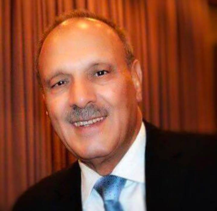 طلاب يمزقون ويحرقون كتبهم بعد انتهاء الامتحانات