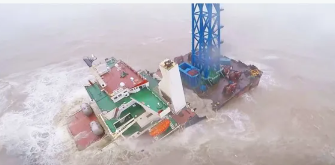 مشهد مرعب لسفينة في عرض البحر.. فيديو يوضح المأساة