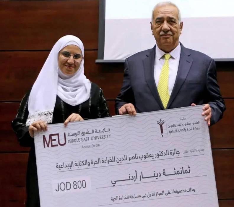 طالبة في كلية الإعلام تفوز بمسابقة القراءة الحرة