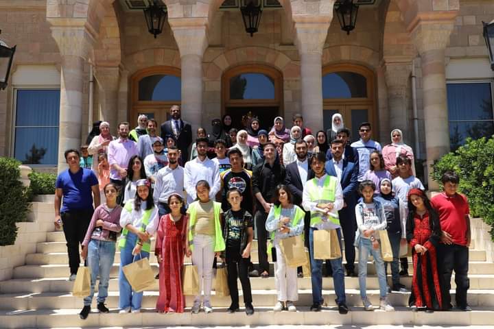 وفد من طلبة جامعة جدارا وأطفال حرير للتنمية المجتمعية الريادية يزور الديوان الملكي
