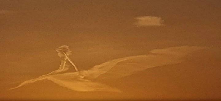 السعودية.. رصد غيمة في سماء الرياض على شكل طفل يجلس فوق طائر_صورة